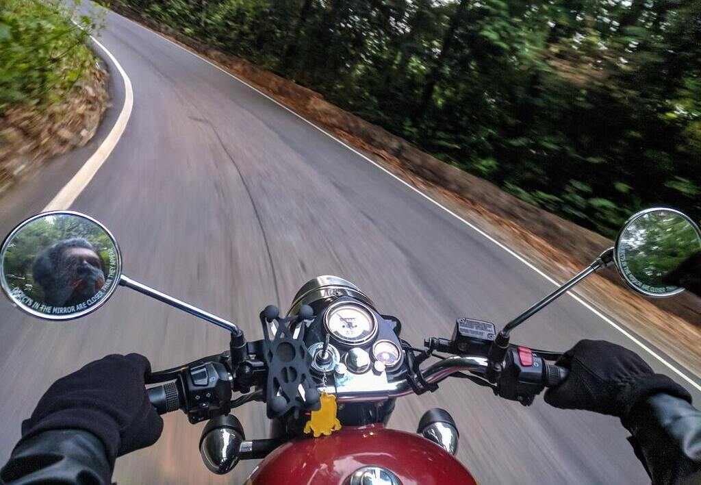 blind spot in a motorbike’s rear mirror