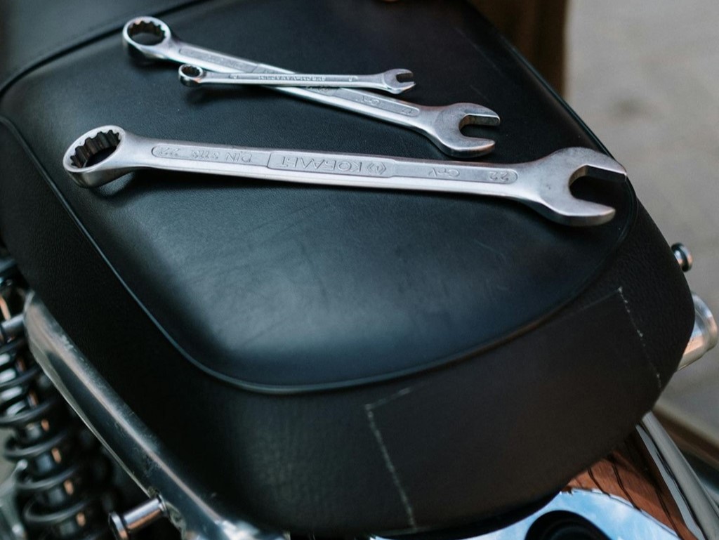 You are currently viewing Install a Motorcycle Seat Cover: Easy DIY Guide